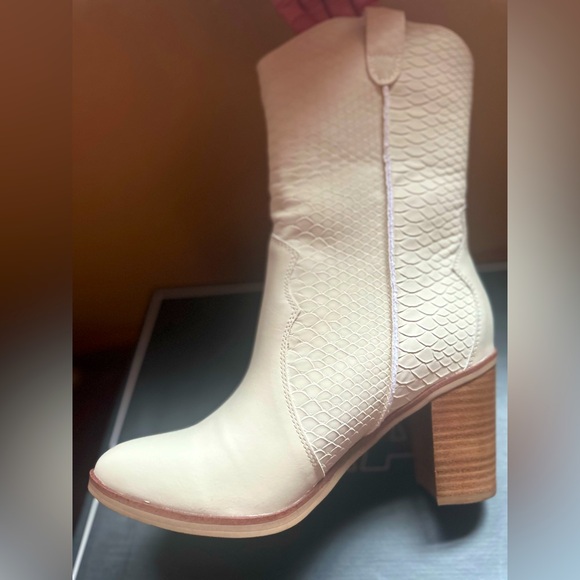 MIA Raylyn faux Snake Skin Detail Boots w/ Western Stitching - Picture 9 of 15